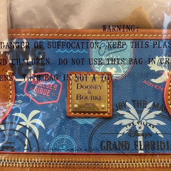 Dooney & Bourke Disney Vacation Club Tote Bag Disney Resorts Hotels NWT - Picture 6 of 8